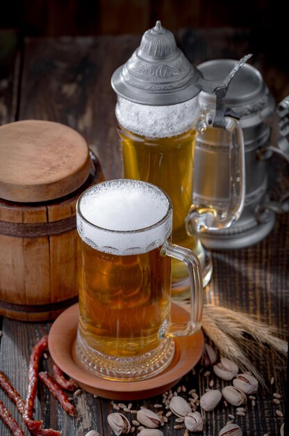 Cerveja light em um copo em um fundo antigo