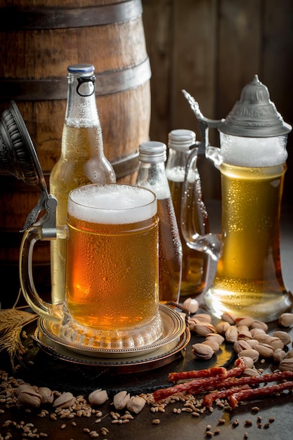 Cerveja light em um copo em um fundo antigo
