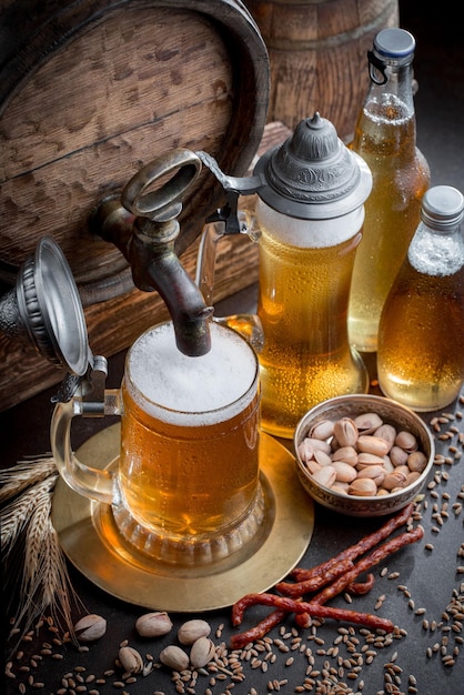 Cerveja light em um copo em um fundo antigo