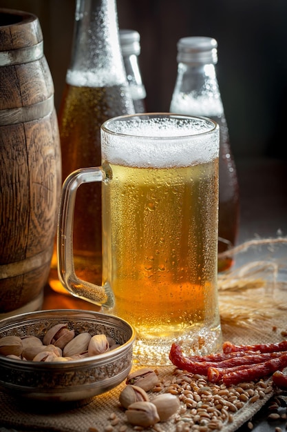 Cerveja light em um copo em um fundo antigo