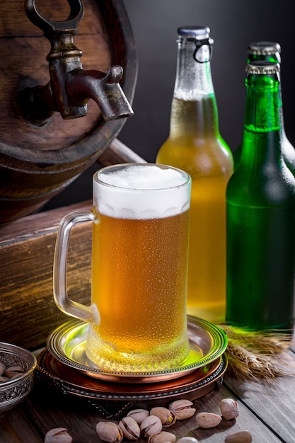 Cerveja light em um copo na mesa