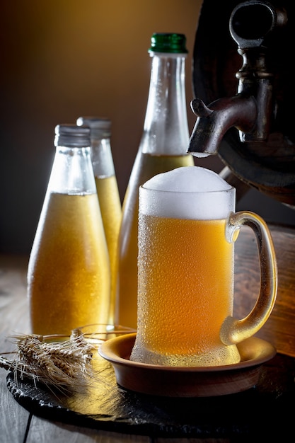 Cerveja light em um copo na mesa