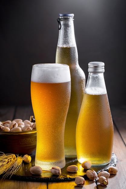 Cerveja light em um copo na mesa