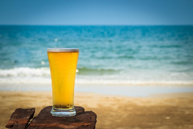 Foto cerveja na praia de areia
