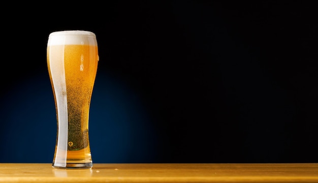 Cerveja no bar, bebida refrescante na mesa.
