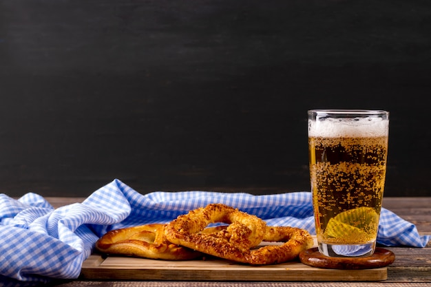 Cerveja Oktoberfest com pretzel na mesa de madeira com copyspce