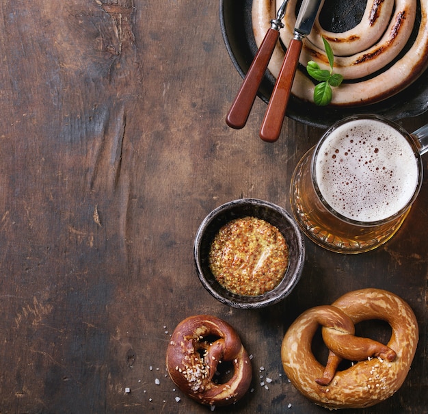 Cerveja pilsen com linguiça e pretzels