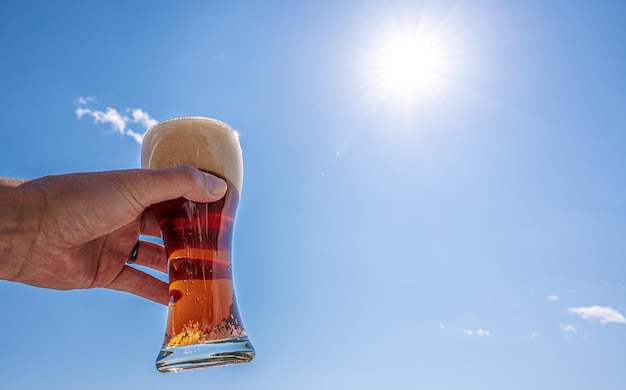 Cerveja preta céu azul e o sol