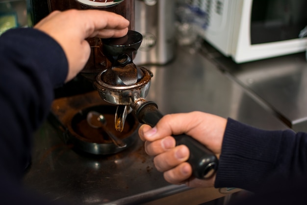 Cerveja profissional - detalhes da barra de café.