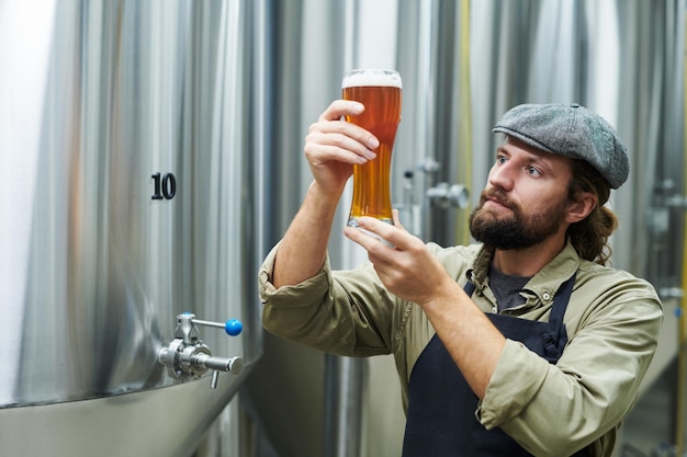 Foto cervejeiro verificando a qualidade da bebida