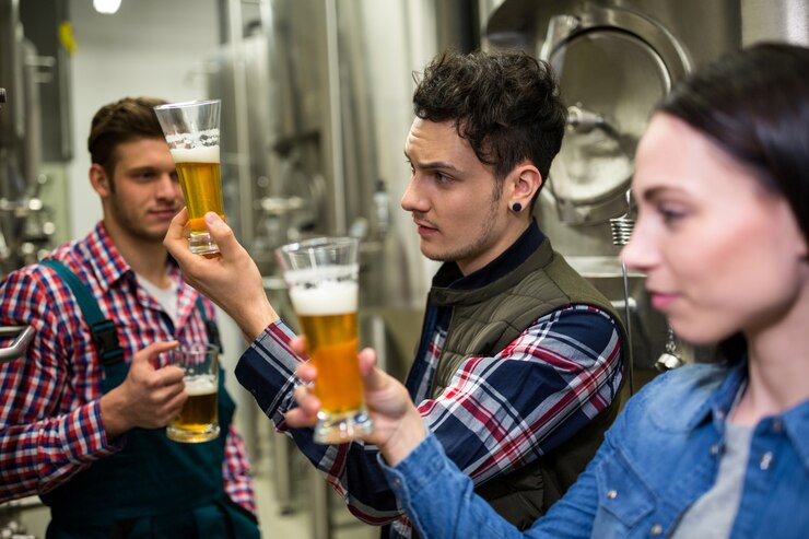Foto cervejeiros testando cerveja na fábrica de cervejaria
