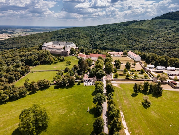 Cerveny Kamen Castle es un castillo del siglo XIII en Eslovaquia Castillo con hermoso jardín y parque