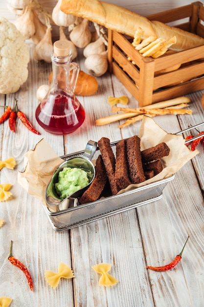 Cerveza aperitivo picatostes pan de borodino con ajo