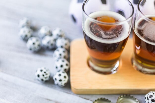 Cerveza de barril y bocadillos salados en la mesa para la fiesta de fútbol.