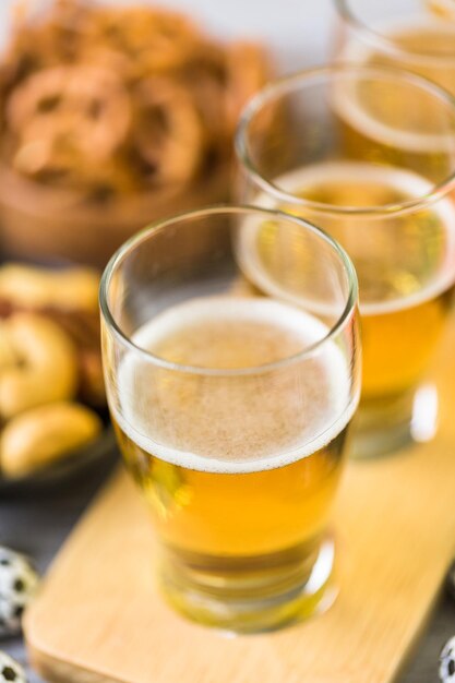 Cerveza de barril y bocadillos salados en la mesa para la fiesta de fútbol.