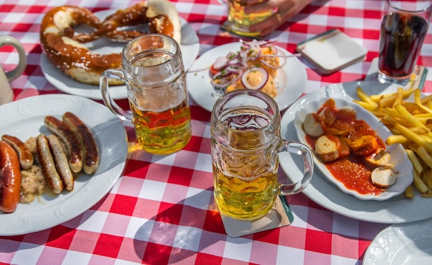 Cerveza bávara y salchichas en la mesa Enfoque selectivo