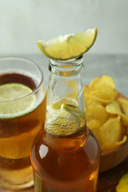 Cerveza con bocadillos, primer plano y enfoque selectivo