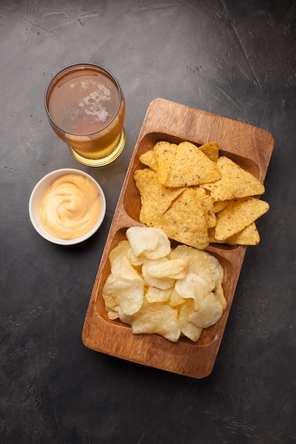 La cerveza con bocadillos son papas fritas y nachos.