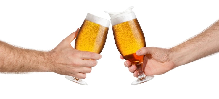 Foto cerveza brindando con chapoteo