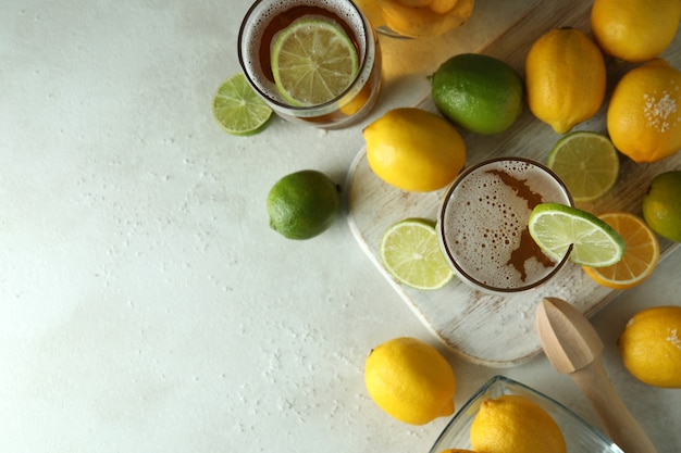 Foto cerveza con cítricos en textura blanca