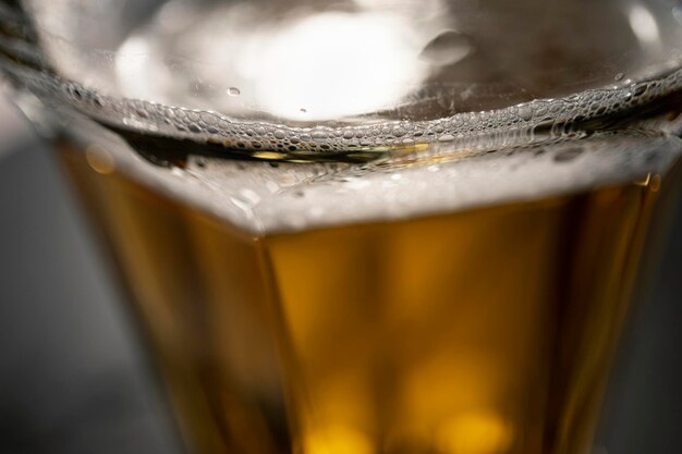 Cerveza con espuma en vaso