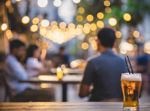 una cerveza está sentada en una mesa frente a la gente