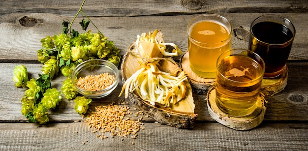 Cerveza fresca y queso salado en una mesa de madera.