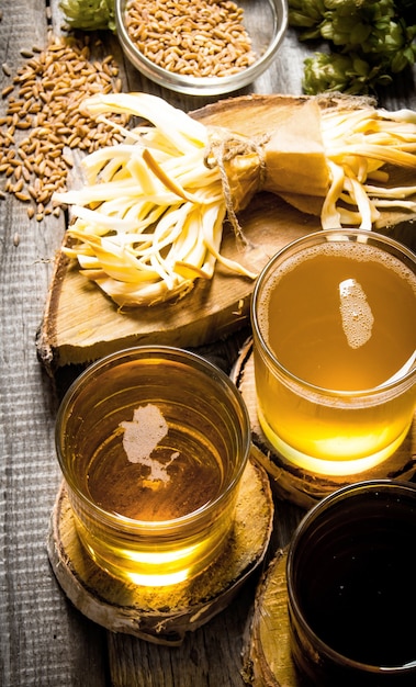 Cerveza fresca y queso salado en una mesa de madera.