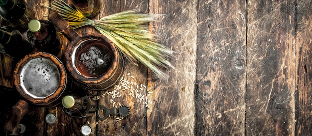 Cerveza fresca en una taza de madera sobre un fondo de madera