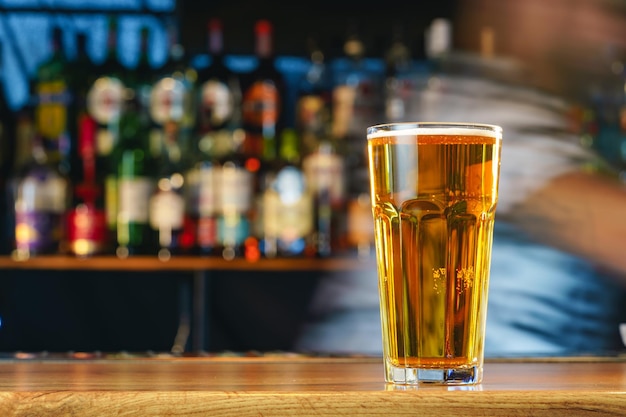 Cerveza fría fresca en vaso sobre fondo de barra