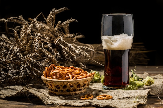 Cerveza Glasse con trigo y lúpulo, cesta de pretzels.