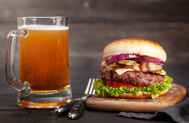 Cerveza y hamburguesa casera sabrosa