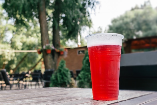 Cerveza herry roja en vidrio sobre mesa