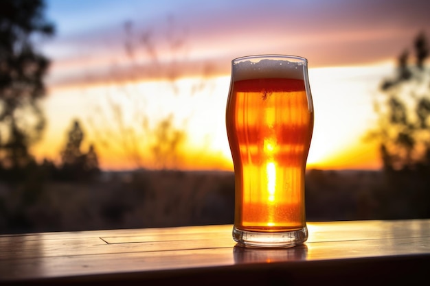 Una cerveza ipa en un vaso brillando al atardecer