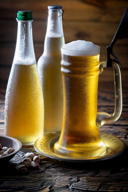 Cerveza ligera en un vaso de cerveza sobre un fondo antiguo.