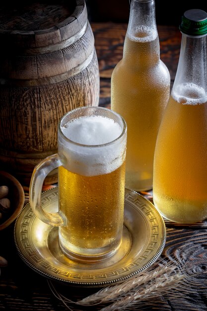 Cerveza ligera en un vaso de cerveza sobre un fondo antiguo.