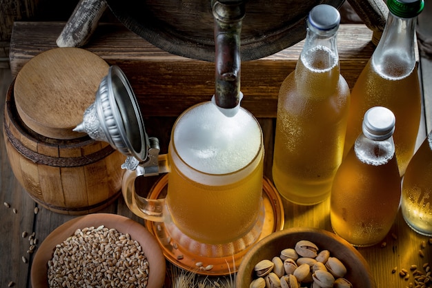 Cerveza ligera en un vaso de cerveza sobre un fondo antiguo.