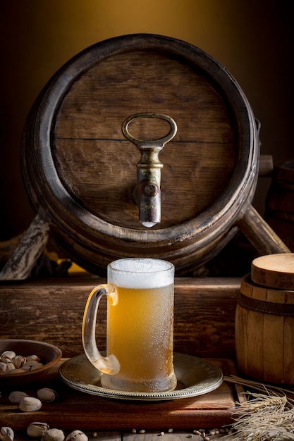 Cerveza ligera en un vaso de cerveza sobre un fondo antiguo.