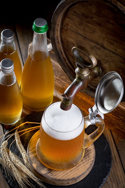 Cerveza ligera en un vaso de cerveza sobre un fondo antiguo.