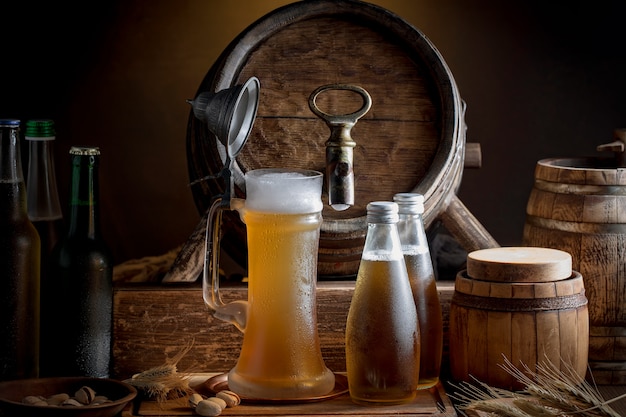 Cerveza ligera en un vaso de cerveza sobre un fondo antiguo.