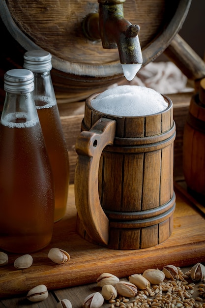 Cerveza ligera en un vaso de cerveza sobre un fondo antiguo.