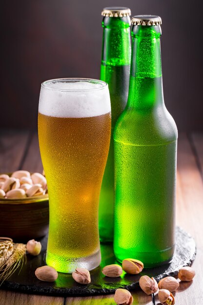 Cerveza ligera en un vaso de cerveza sobre un fondo antiguo.