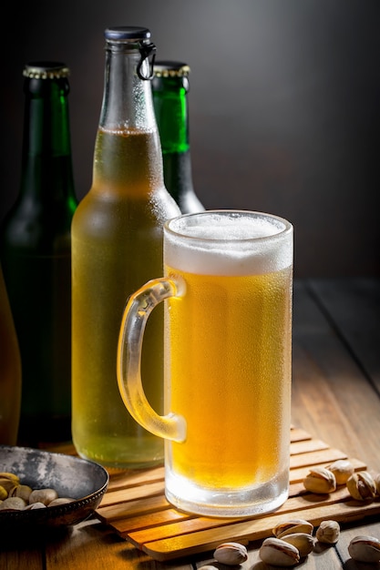 Cerveza ligera en un vaso de cerveza sobre un fondo antiguo.