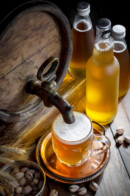 Cerveza ligera en un vaso de cerveza sobre un fondo antiguo.