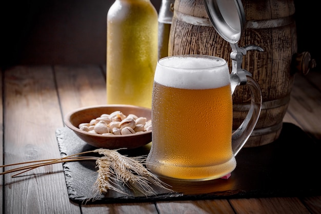 Cerveza ligera en un vaso de cerveza sobre un fondo antiguo.