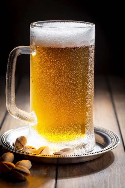 Cerveza ligera en un vaso de cerveza sobre un fondo antiguo.