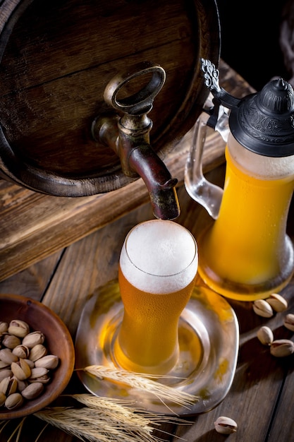 Cerveza ligera en un vaso de cerveza sobre un fondo antiguo.