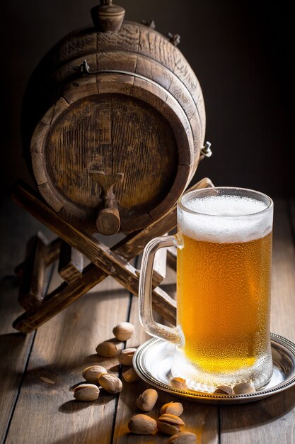 Cerveza ligera en un vaso de cerveza sobre un fondo antiguo.