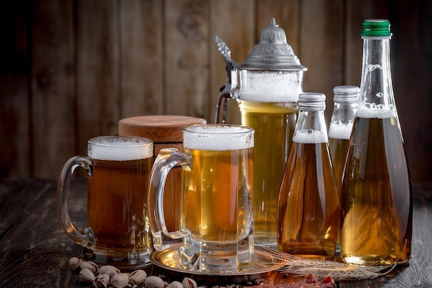 Cerveza ligera en un vaso sobre un fondo antiguo