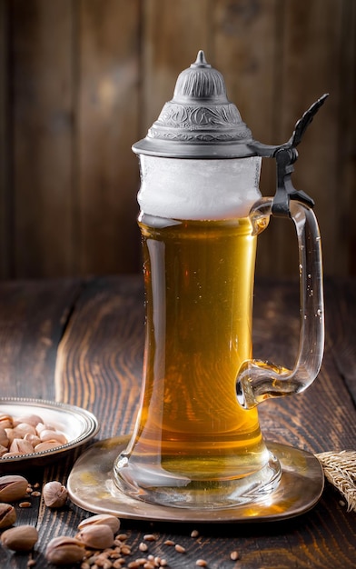 Cerveza ligera en un vaso sobre un fondo antiguo